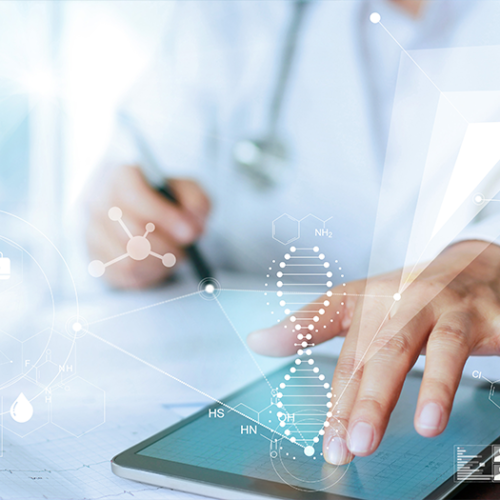 Arzt verwendet ein Tablet zur Analyse von Patientendaten, verbunden mit grafischen Elementen zur Darstellung von DNA-Strängen und medizinischen Daten. Symbolbild für Integration von Gesundheitsversorgung und klinischer Forschung durch digitale Vernetzung im SMITH-Konsortium.