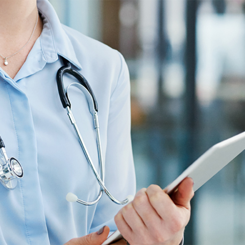 Nahaufnahme einer jungen Ärztin, die für eine bessere klinische Entscheidungsfindung ein Tablet in der Hand hält