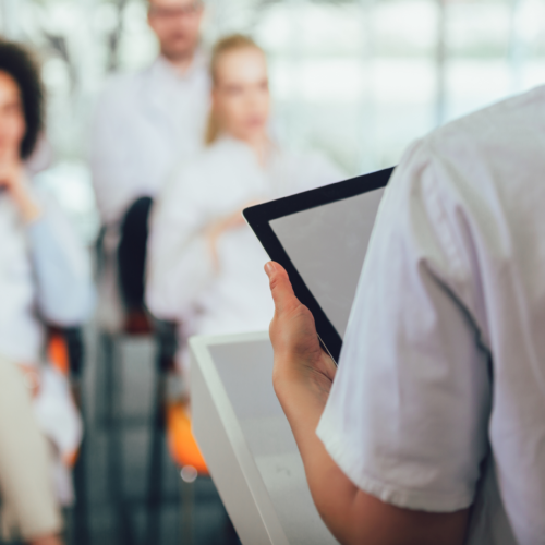 Gruppe glücklicher Ärzte auf Seminar im Hörsal im Krankenhaus_iStock_Jovanmandic