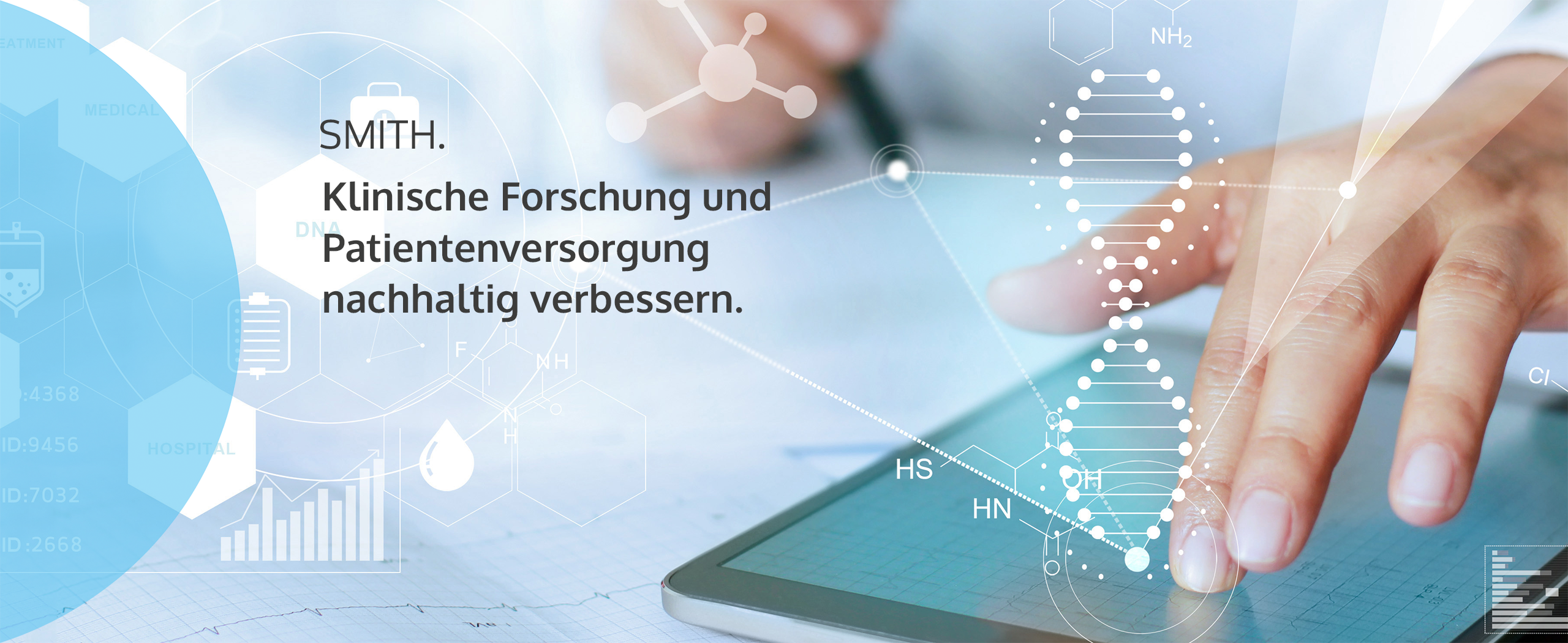 Hand eines Arztes, die ein Tablet mit medizinischen Daten berührt. Daneben der Schriftzug: SMITH. Klinische Forschung und Patientenversorgung nachhaltig verbessern.