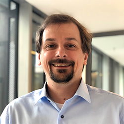 Portraitfoto von Dr. Philipp Breitfeld