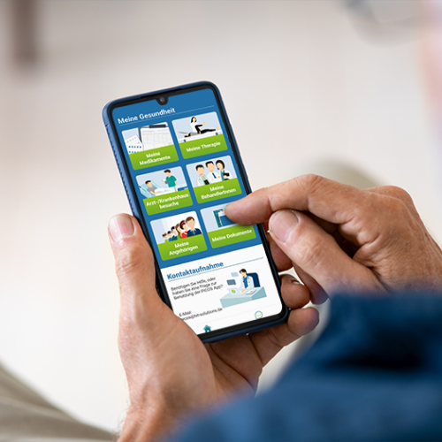 Ein älterer Mann nutzt auf seinem Smartphone die PICOS-App zur Nachsorge nach seinem Aufenthalt auf der Intensivstation.