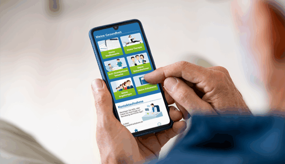 © istockphoto.com/Ridofranz 1214509161 Ein älterer Mann nutzt auf seinem Smartphone die PICOS-App zur Nachsorge nach seinem Aufenthalt auf der Intensivstation.