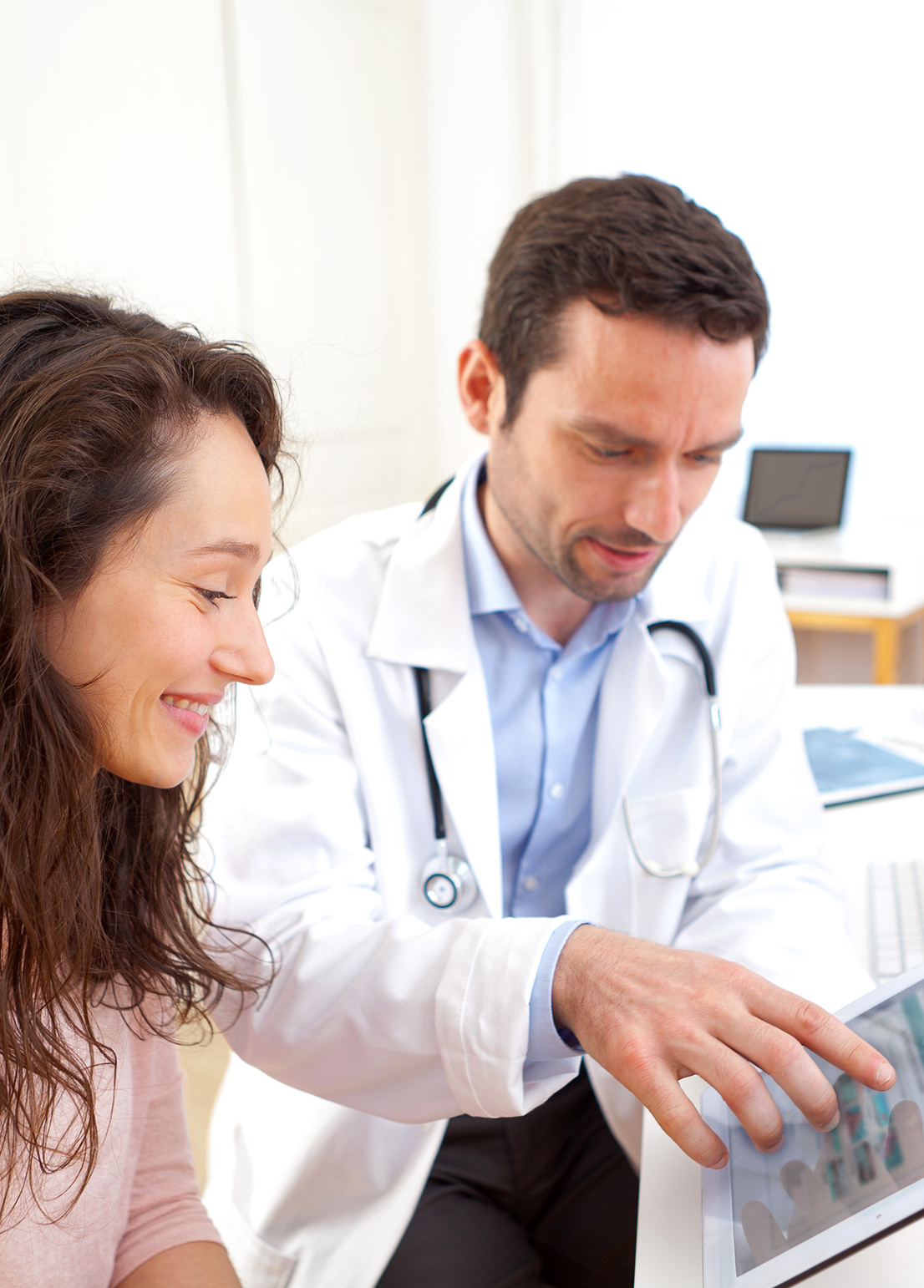 Arzt zeigt einer Patientin medizinische Daten auf einem Tablet. Symbolbild für die Nutzung digitaler Gesundheitsdaten und deren Bedeutung für die medizinische Forschung im Rahmen der Medizininformatik Initiative (MII)